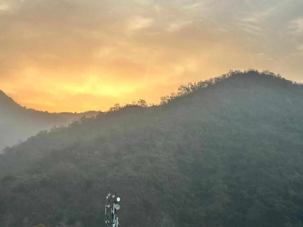 Highlands Hotel Rishikesh Bagian luar foto